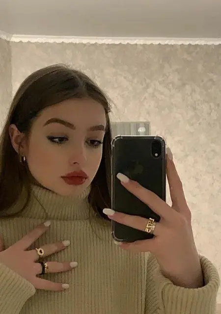 Я Алёна, 25, из Первоуральска, ищу знакомства без обязательств