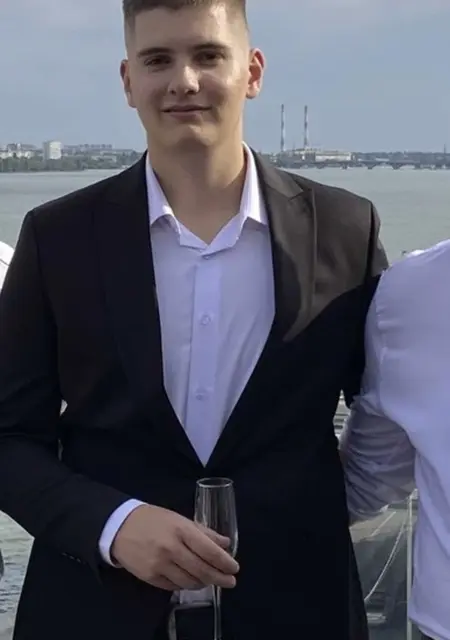 Я Anton, 22, из Москвы, ищу знакомство для приятного времяпровождения